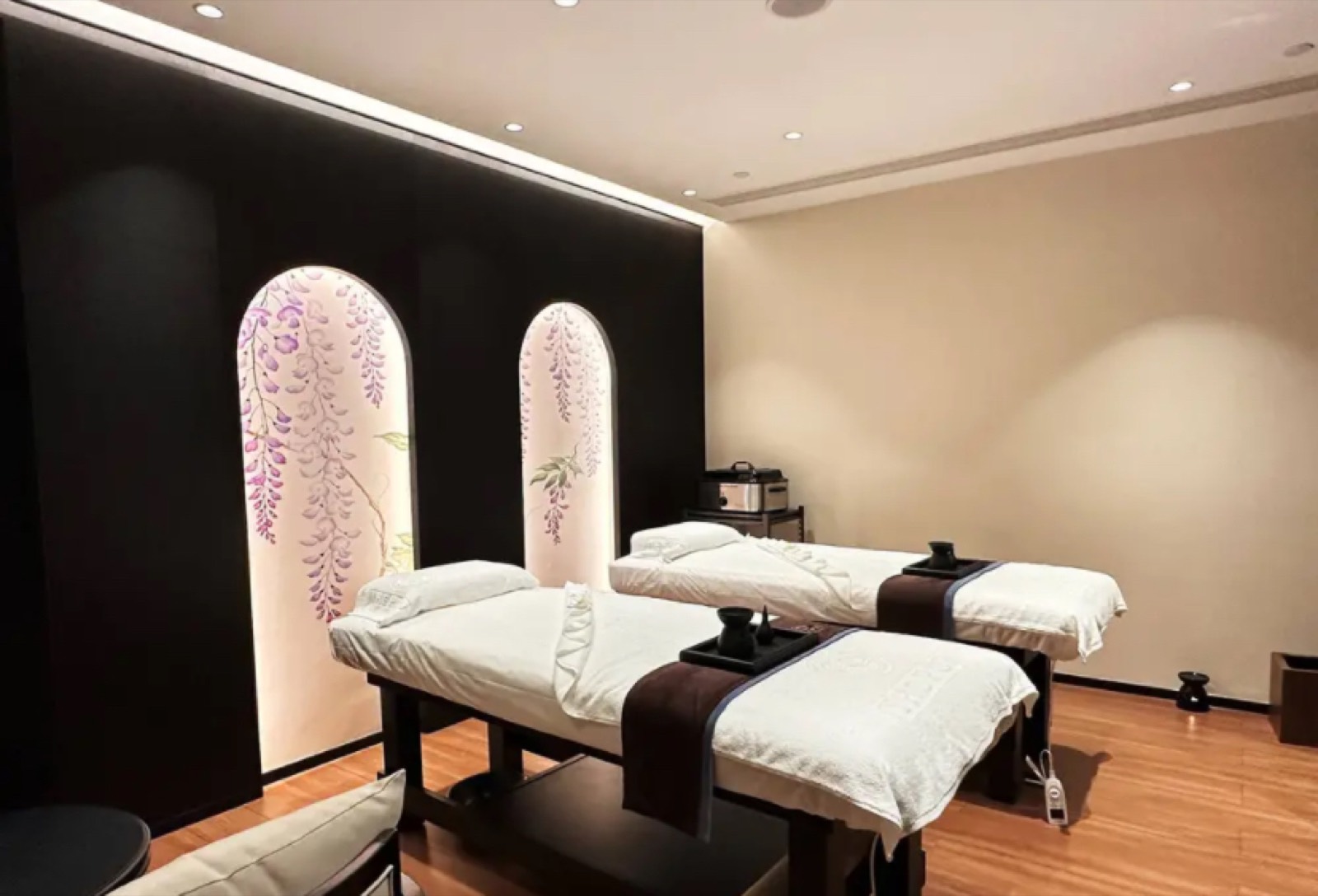 An elegant Chinese massage and spa room