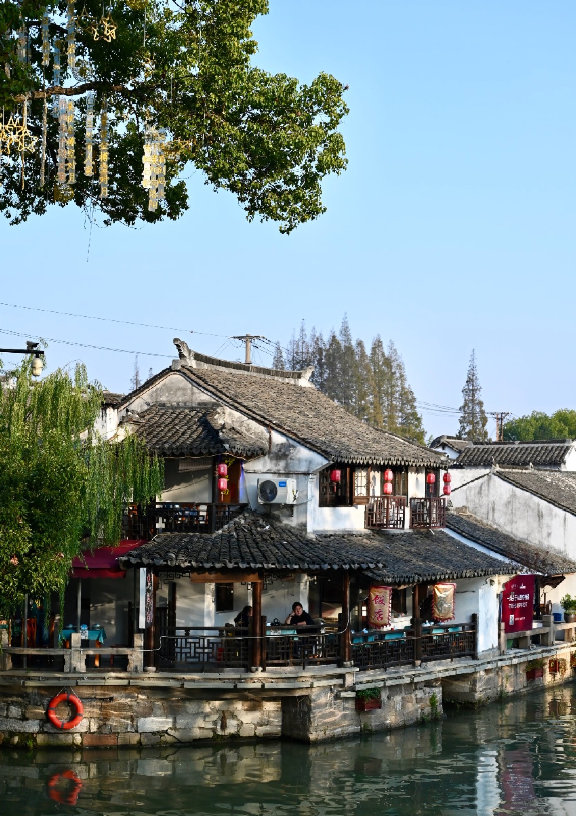 Canal-side teahouse in Zhujiajiao water town